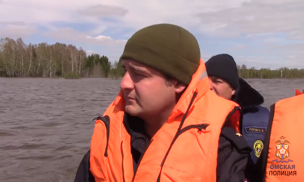 В Усть-Ишимском районе полицейские спасли мужчину, который остался без лодки и упал в воду