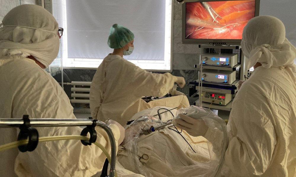 Хирурги омского КМХЦ выполняют операции с применением 3D-технологий