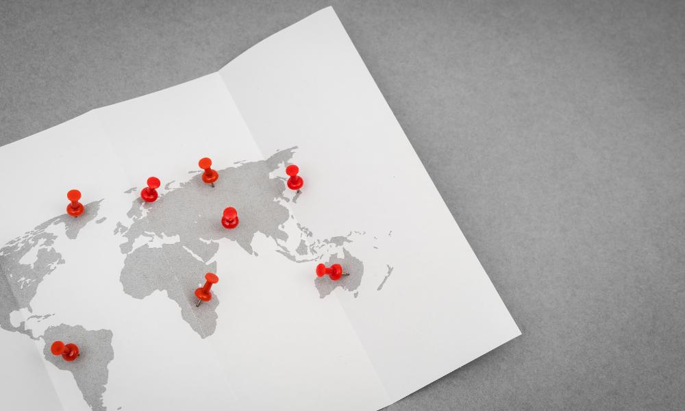 В омских книжных магазинах появились атласы и карты с новыми территориями России 