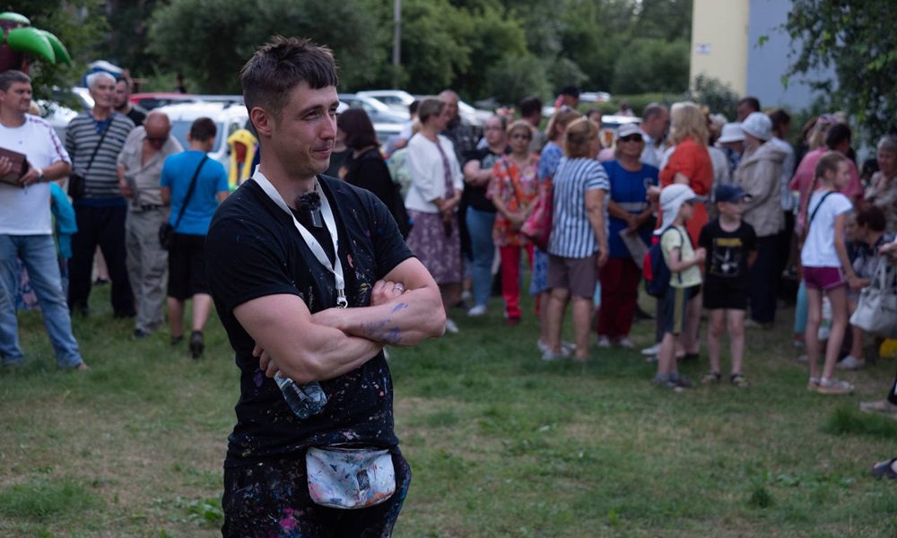Московский художник Дмитрий Ламонов поздравил жителей микрорайона Модерн с Днём города