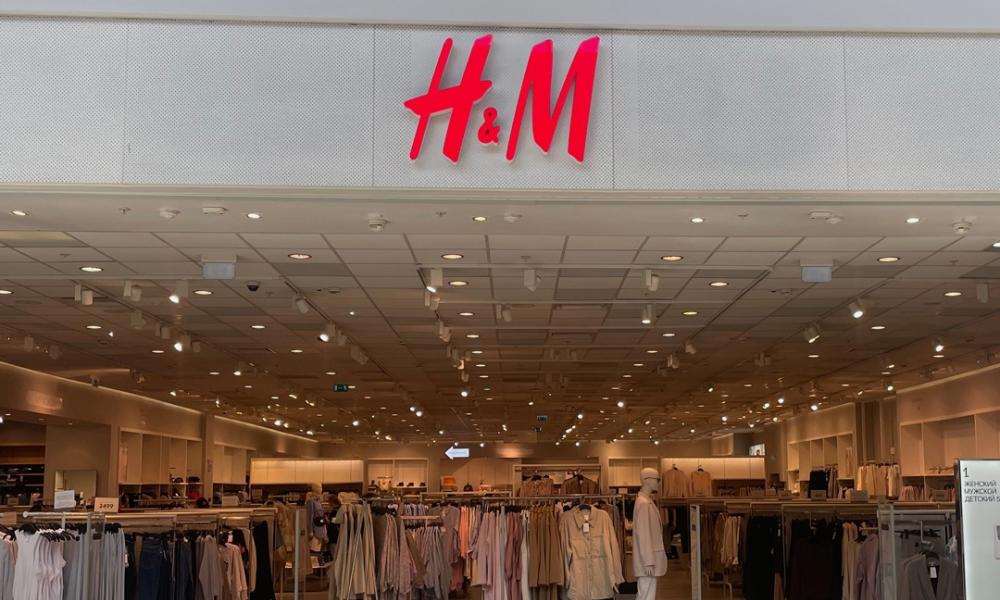 В Омске временно открыли магазин одежды H&M
