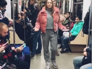 Олимпийская чемпионка из Омска декламирует стихи в московском метро