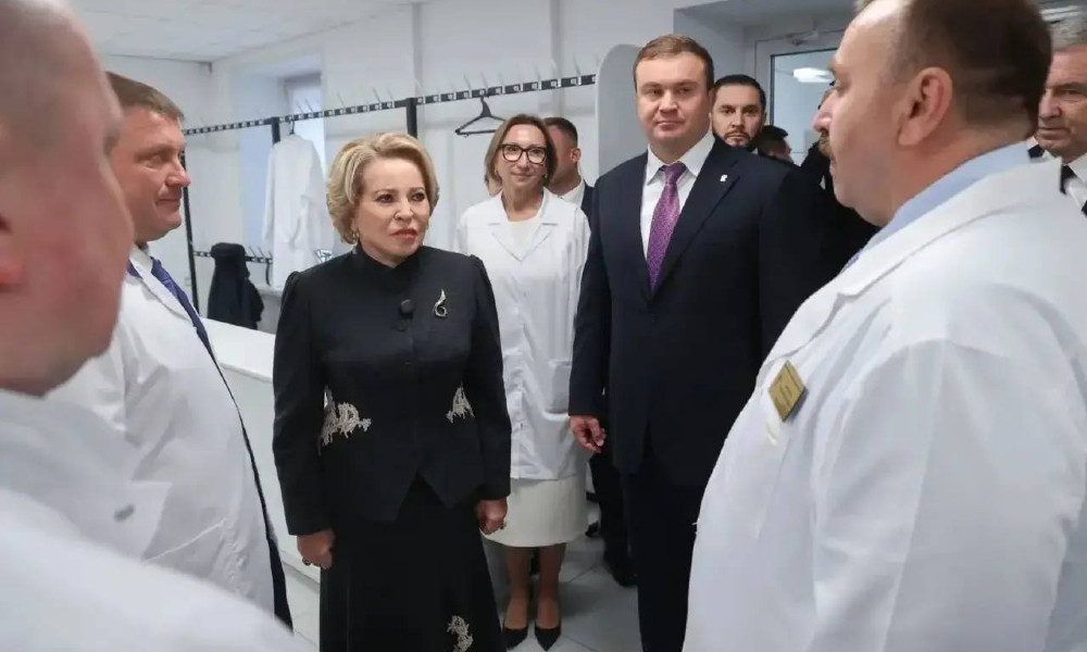 Валентина Матвиенко и Виталий Хоценко посетили омский госпиталь для ветеранов войн