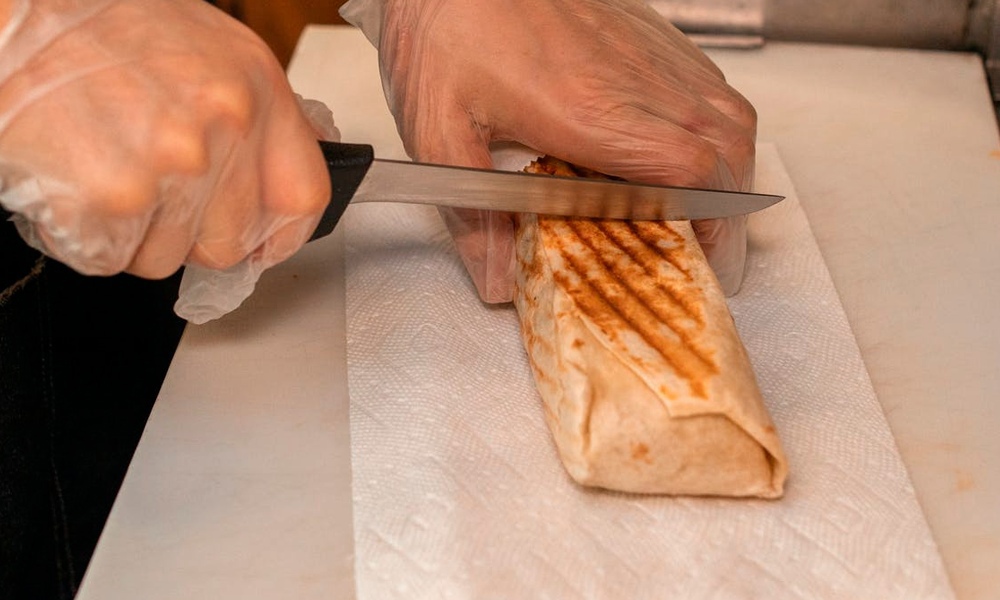 В Омске владелец павильона с шаурмой у Транспортной академии не хочет сносить киоск 