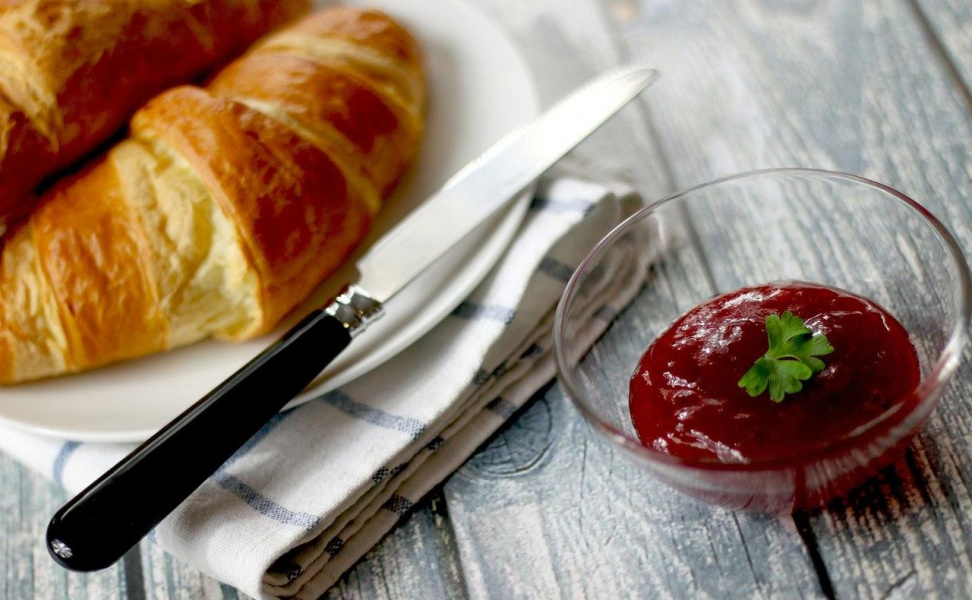 Семейная ссора дошла до того, что ранее не судимая омичка вонзила мужу нож в спину 