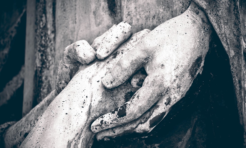 Состоится суд: в Омской области молодой человек из-за ссоры с сожительницей поджёг могилы её родственников