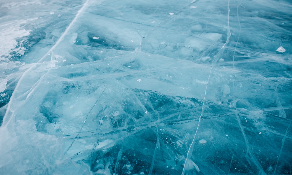 Полицейские помогли 17-летней омичке, которая провалилась под лёд [ВИДЕО]