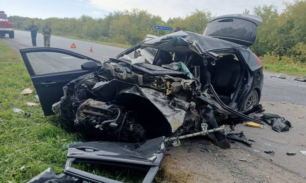 На трассе Омск — Тара произошло лобовое столкновение иномарки с грузовиком