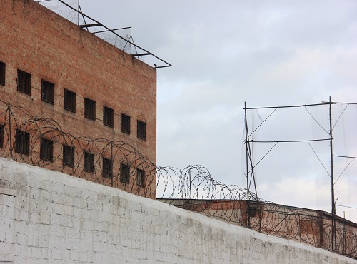 Омич сядет за нападение с ножом на женщину с двумя маленькими детьми