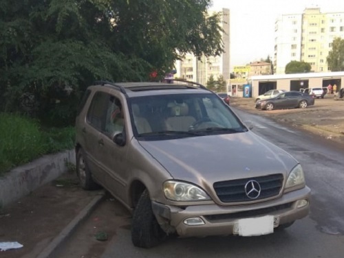 Пьяный омич угнал Mercedes у матери друга и сбил пешехода