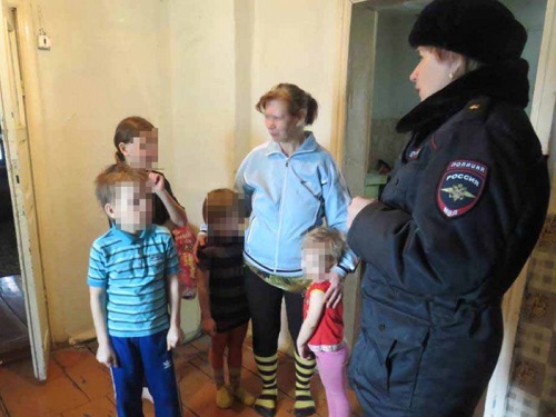 В Омской области пятерых детей забрали из опасных семей