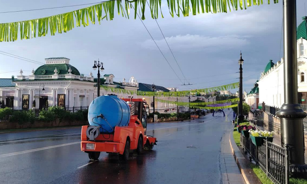В Омске специалисты УДХБ навели порядок после масштабных гуляний на День молодёжи