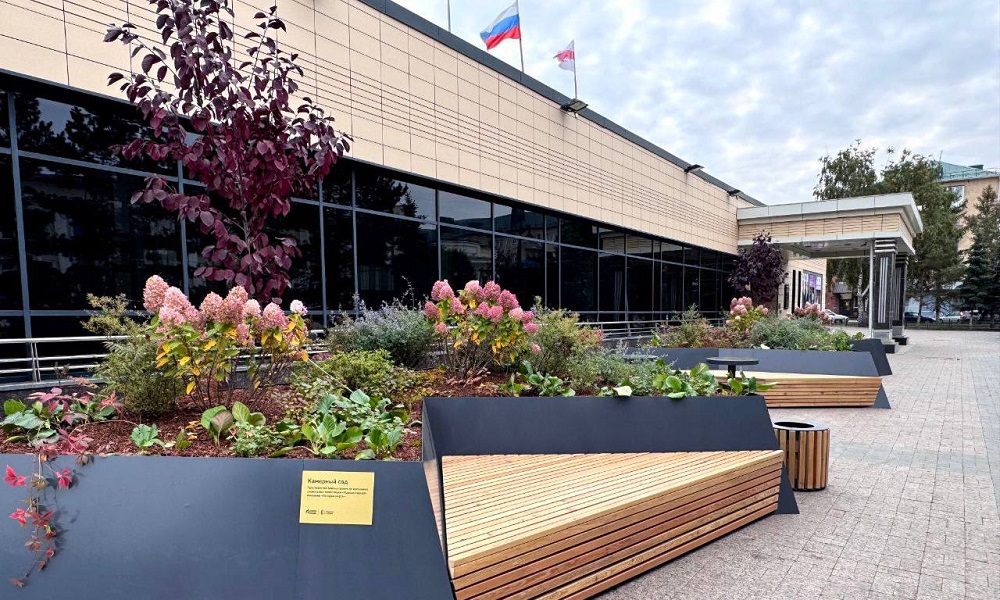 Возле Омской филармонии открыли Камерный сад