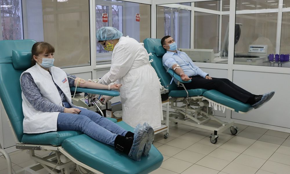Омские волонтёры с антителами к коронавирусу сдали кровь