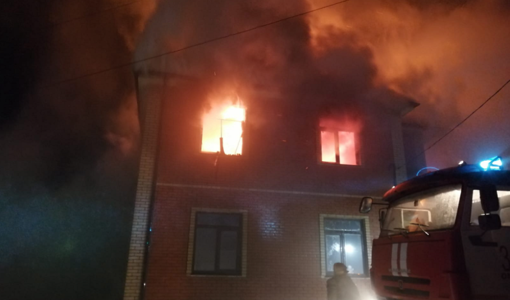 Омские пожарные потушили 300 возгораний и спасли 69 человек