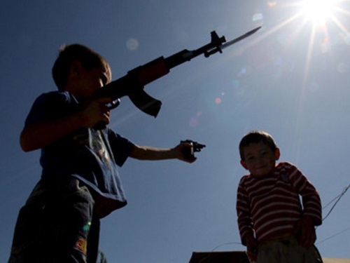 В Омской области мальчик выстрелил в живот 4-летнему брату