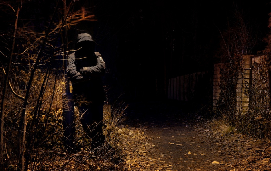 В Омске на ул. Ремесленной 51-летнюю женщину затащили в частный дом и изнасиловали