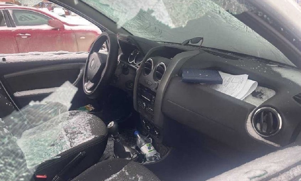 В омских Кузьминках ночью неизвестные разбили машину [ФОТО, ВИДЕО]