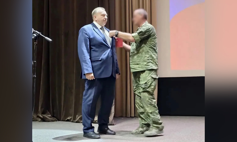 Главному врачу омского госпиталя ветеранов войн вручили медаль «Участнику СВО»