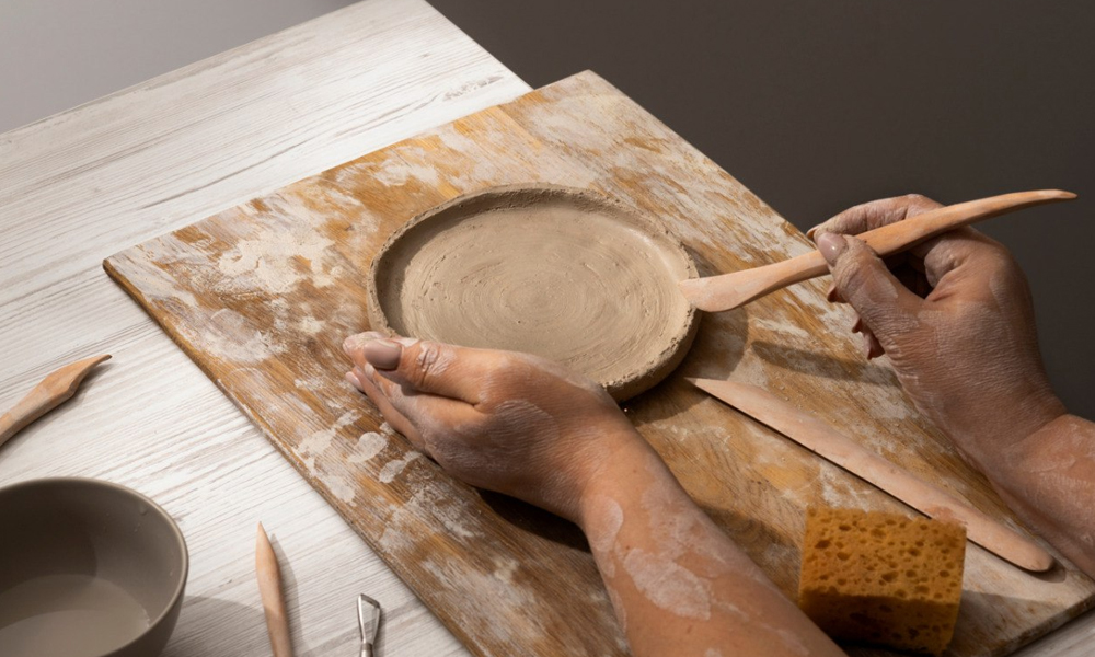 Омичка открыла гончарную студию благодаря социальному контракту