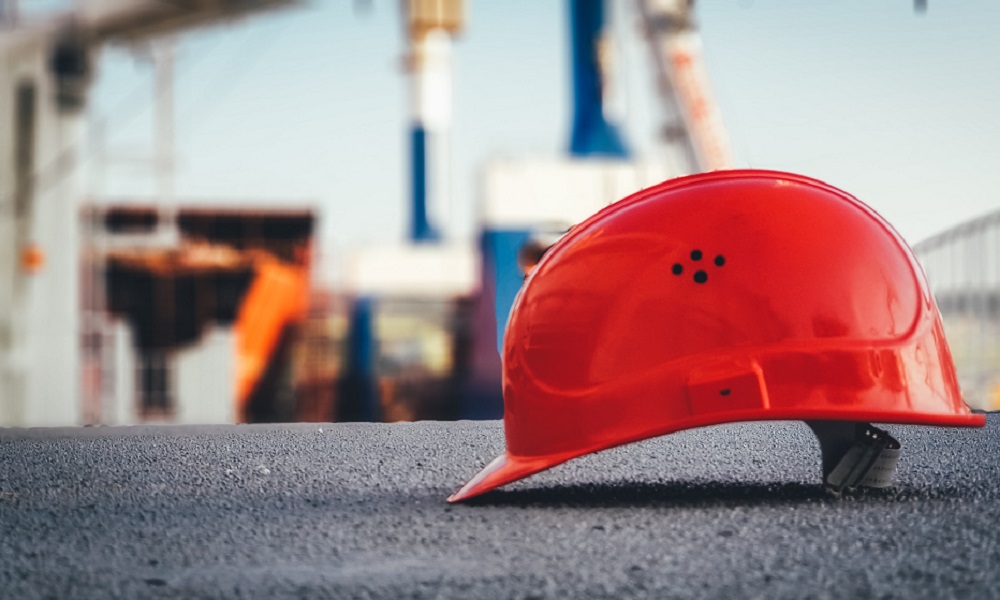 Прокуратура проводит проверку: в Омске рабочий упал с десятого этажа строящегося здания и разбился