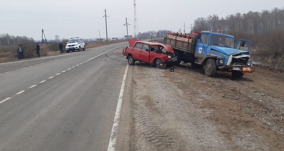 В Омской области ВАЗ влетел в грузовик