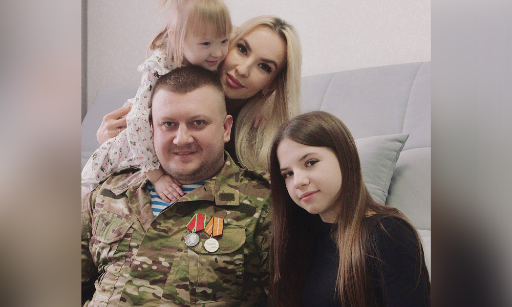 Боец СВО проводит День защитника Отечества в кругу семьи в Таврическом районе