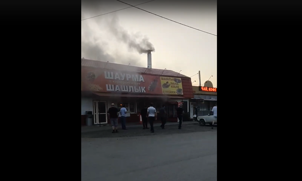 В Кировском округе Омска загорелся павильон с шаурмой