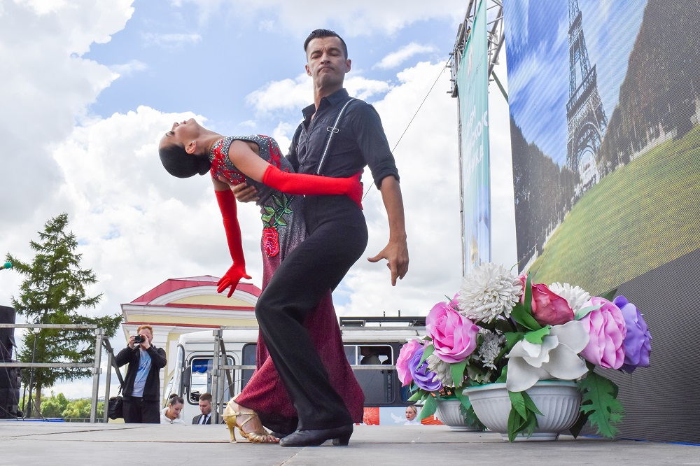 Танго, маски и народные напевы: в Омске для медиков организовали праздничный концерт