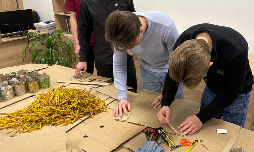 Студенты омских вузов изготовили окопные свечи для участников СВО