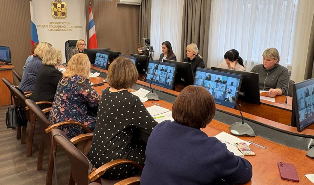 Меры помощи подросткам в кризисных ситуациях и защиту пожилых от мошенников обсудили в омском минтруда