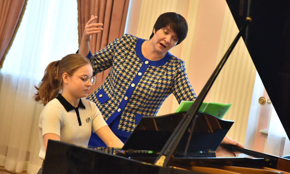 Московский педагог провела мастер-класс для юных омских пианистов