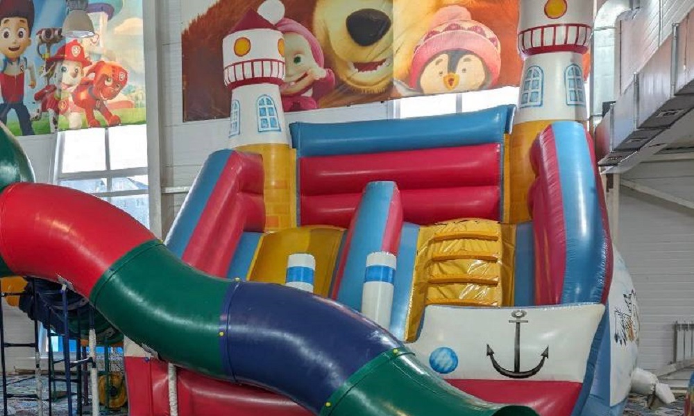 В Омске закрыли опасный батут после травмирования ребёнка