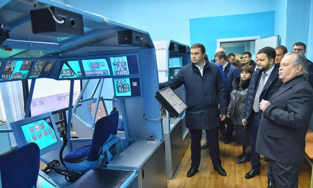 Виталий Хоценко и глава Росавиации Дмитрий Ядров посетили Омский лётно-технический колледж