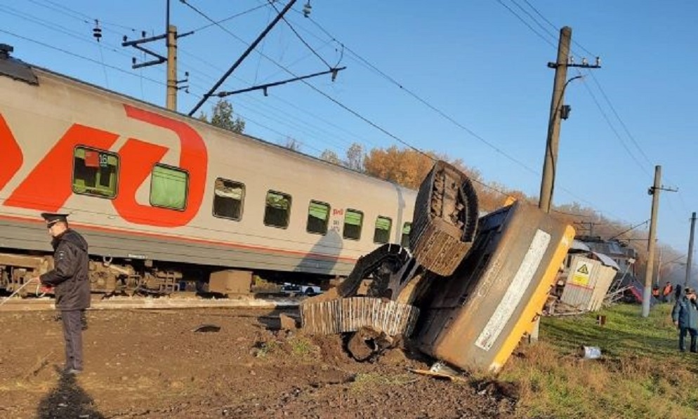 Поезд из Адлера, не доехав до Омска, сошёл с рельсов