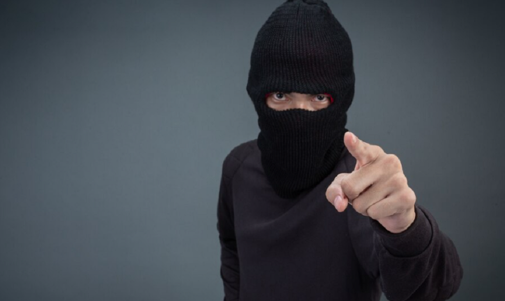 Бдительная омичка сообщила в полицию, что стала свидетелем похищения двоих молодых людей 