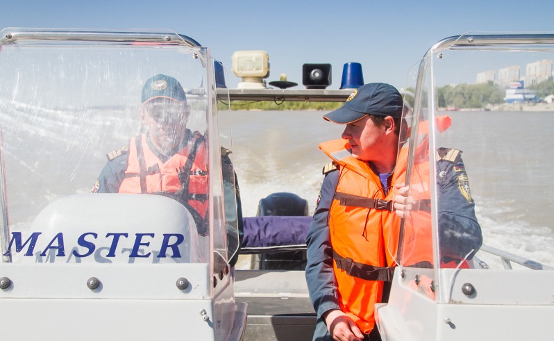 В Омской области пяных водителей задерживают не только на дорогах, но и на реке