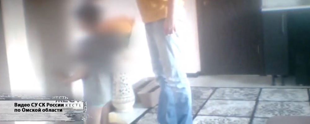 Мальчика, которого отчим заставлял стоять коленями на гречке, взяла под опеку двоюродная бабушка