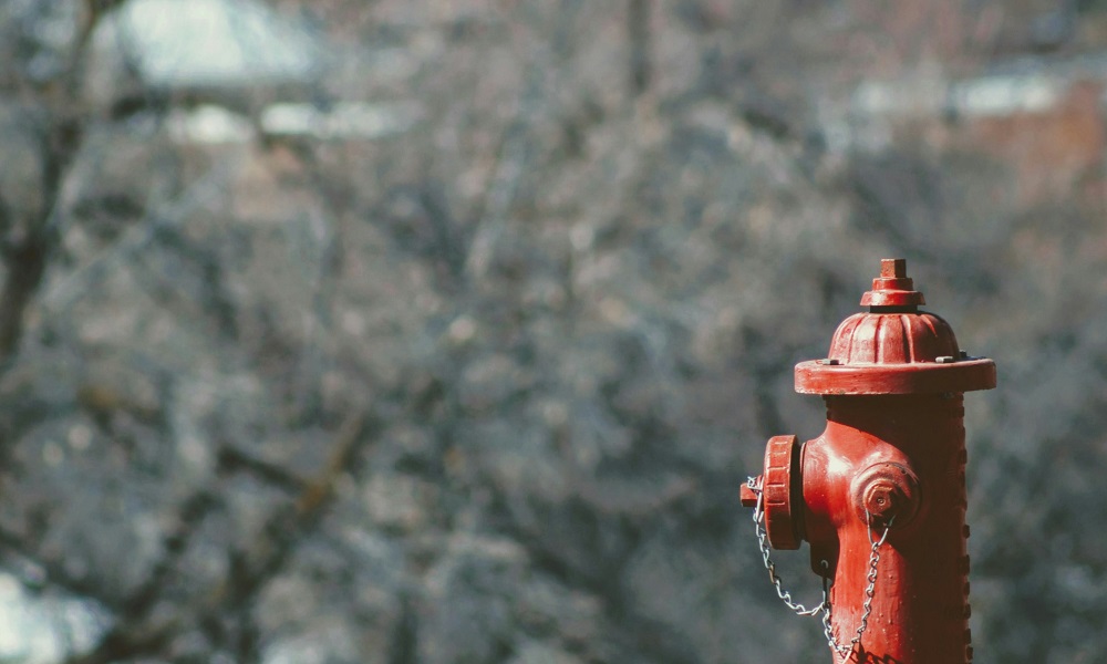 В Омске в районе Черлакского тракта из-под земли забил гейзер 