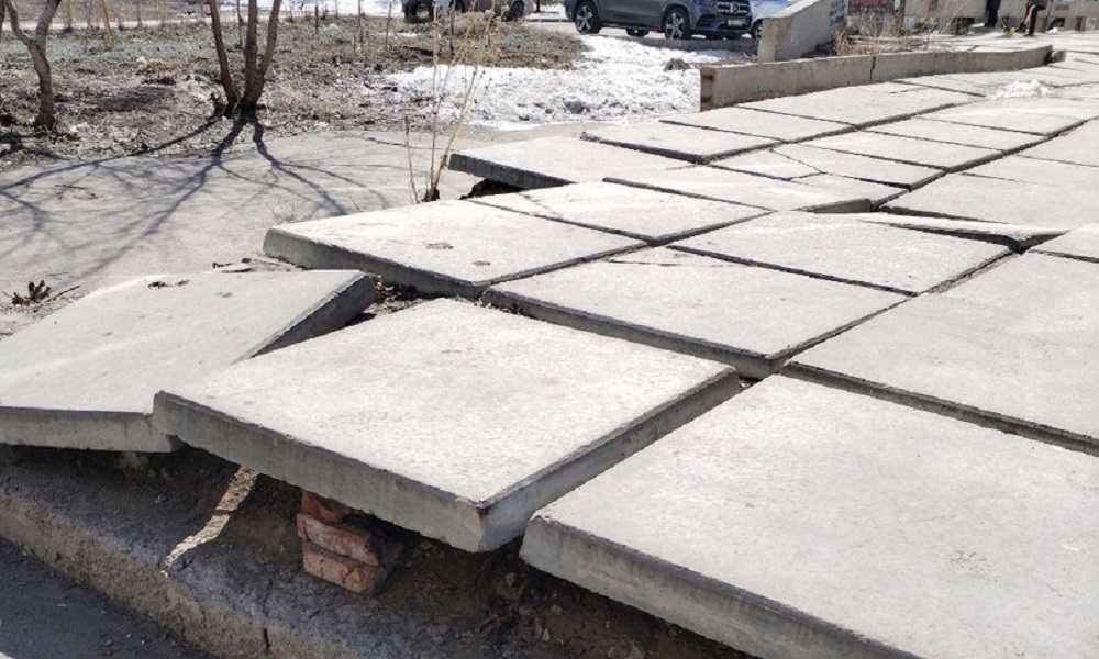 Омичи пожаловались на состояние тротуара рядом с многоэтажкой