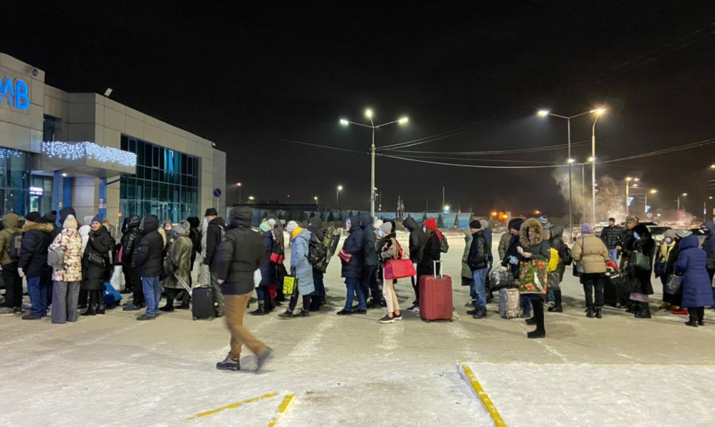 Пассажиры Омского аэропорта оказались на улице из-за дополнительных рейсов