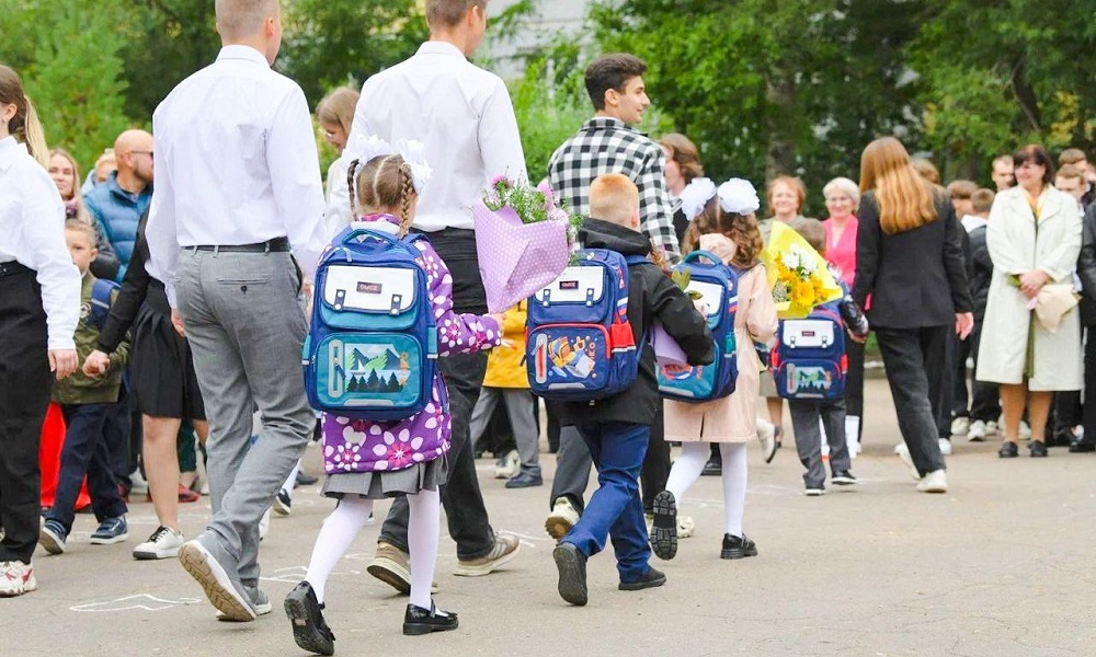 Омским первоклассникам подарили рюкзаки с канцелярскими принадлежностями