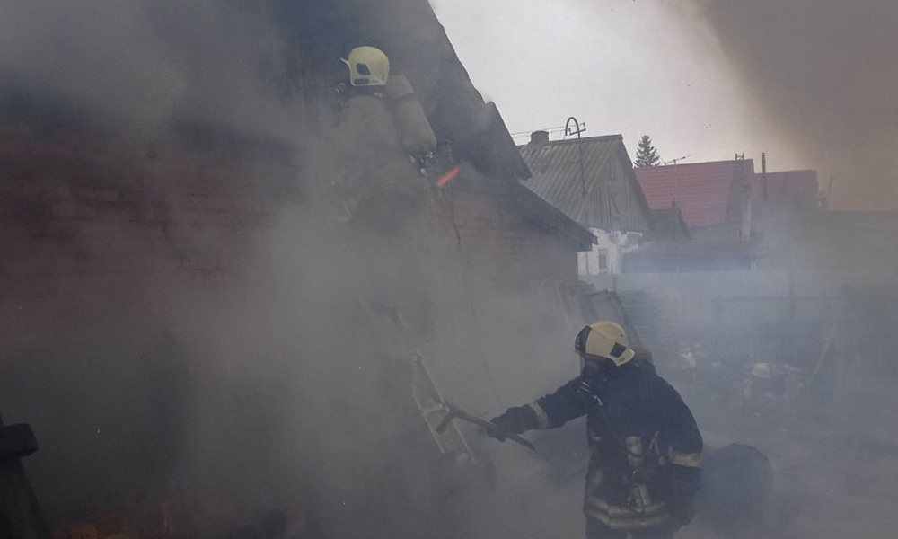В Омском районе загорелись кровля жилого дома и хозпостройка