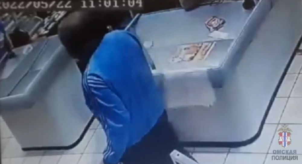 В Омске разыскивают мужчину, который 17 раз воспользовался в магазинах чужой банковской картой