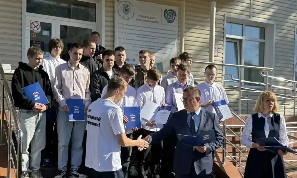 Омские студенты-волонтёры получили заслуженные награды за помощь жителям аварийного дома