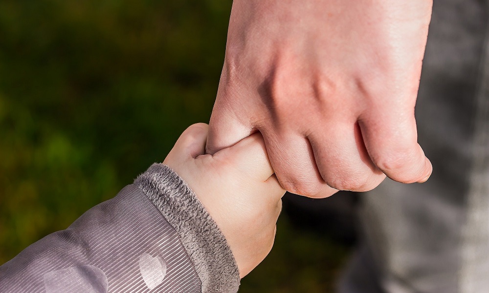 Стать важным звеном в цепочке доброты: полицейский предложил омичам помочь детям 