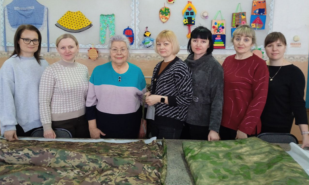 Педагоги Тарского колледжа изготавливают до 10 антидроновых одеял в день