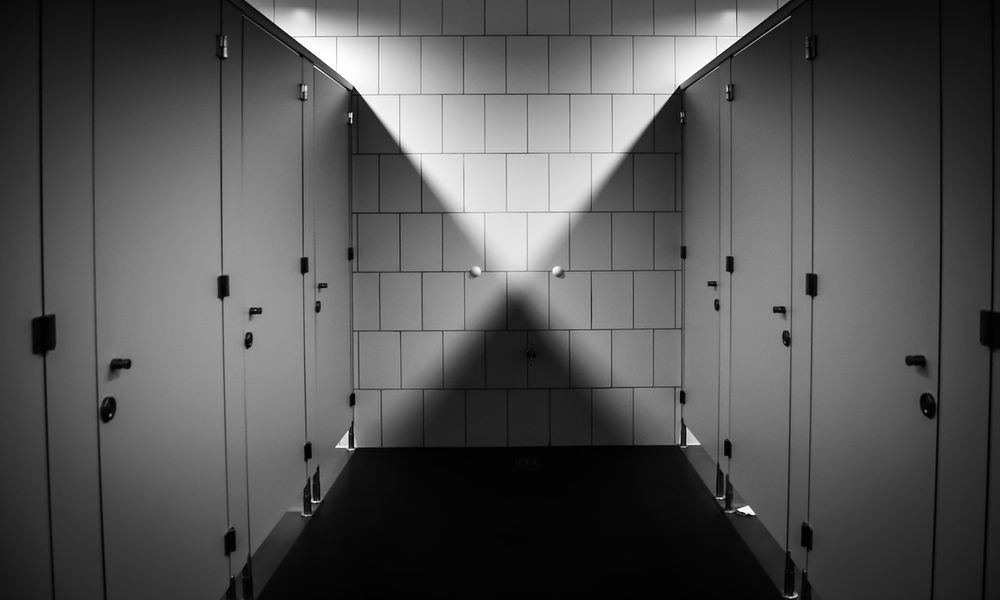 В одном из ТЦ Омска обнаружили труп ранее судимого за кражи мужчины