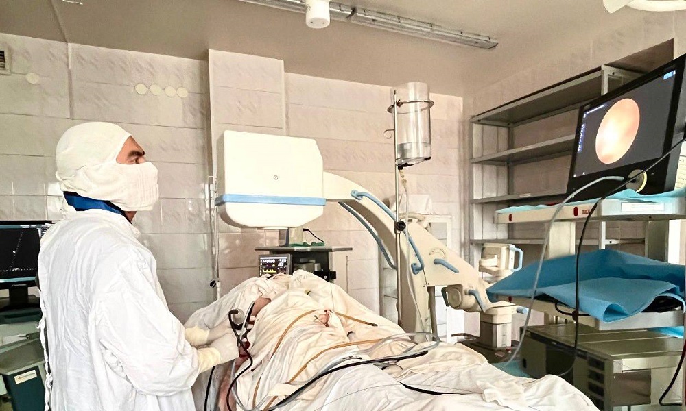 Специалисты КМХЦ удалили из почки пациентки камень размером 2 см