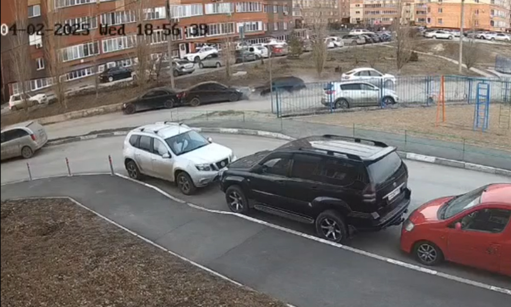 В Омске мужчина на «Ладе» повредил три машины и скрылся